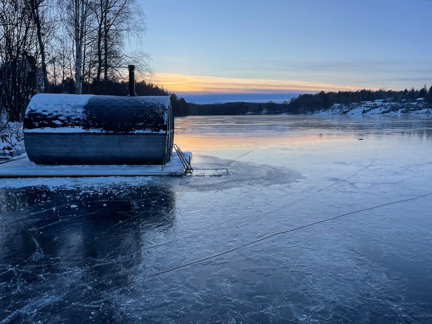 Bastun på den isbelagda sjön en vinterkväll